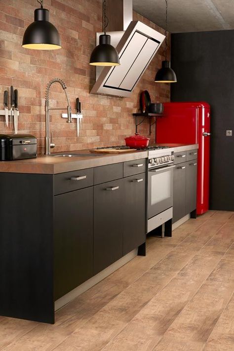 kitchen counter inspiration Red Fridge Kitchen, Kitchen Small Ideas, Kitchen Counter Inspiration, Red Kitchen Accents, Modern Kitchen Open, Smeg Kitchen, Small Ideas, Kitchen Lounge, Kitchen Concepts