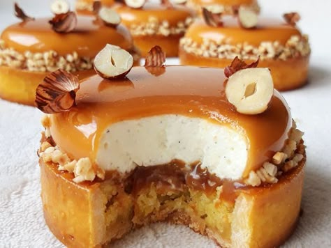 Tartelettes Pomme Caramel au beurre salé Vanille Tart Crust Recipe, Caramel Desserts, Gourmet Desserts, Fancy Desserts, Biscuit Cookies, Plated Desserts, French Food, Mini Desserts, Fruit Desserts