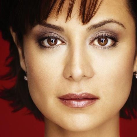 Catherine Bell Fan on Instagram: "Throwback Photoshoot Thursday - 326 (Jonathan Exley. 2003). . . . #catherinebell #headshot #actress #throwbackphotoshoot #goodwitch #jag #armywives" Kaitlynn Bell, Catherine Bell Hairstyles, Catherine Breillat, The Good Witch Catherine Bell, Catherine Bell, Army Wives, Movie Stars, Actresses, Instagram