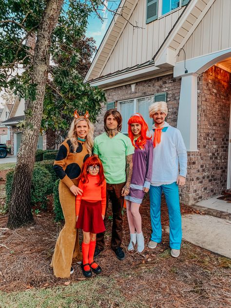 Halloween Kickback, Scooby Doo Family Costumes, Scooby Doo Gang Costumes, Best Family Costumes, Gang Costumes, Team Halloween Costumes, Scooby Doo Halloween Costumes, Scooby Doo Costumes, Family Themed Halloween Costumes