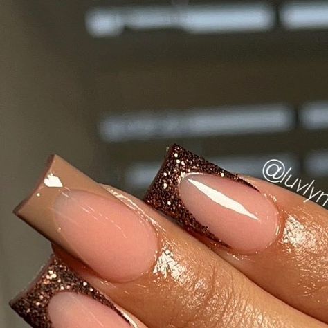 houston nail tech on Instagram: "a fall set from last year, brown tones come my wayyy 🤎 #brown #brownnails #fallnails #glitternails #frenchnails #glitternails #htxnails #houston #houstonnails #houstonnailtech #htxnailtech #classynails #nailsnailsnails #nails #nailinspo #squarenails #shortnails #fall" Sparkly Brown French Tip Nails, Light Brown Nails With Glitter, Brown Glitter French Tip Nails, Bronze French Tip Nails, Brown Nails With Glitter, Brown Glitter Nails, Glitter French Nails, Bronze Nails, Glitter Tip Nails