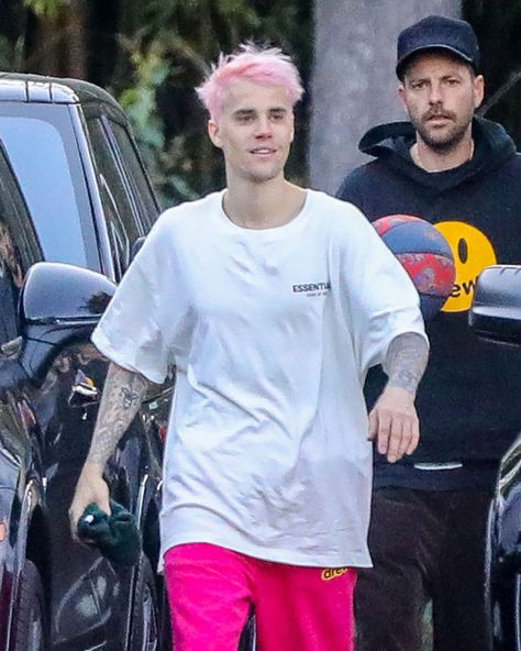 Justin Bieber Dyes His Hair Bright Pink Justin Beiber Hair, Baby Pink Hair, Bright Pink Hair, Hair Evolution, Pink Blonde Hair, Pink Hair Dye, Drew House, Mens Hair Colour, Blonde With Pink