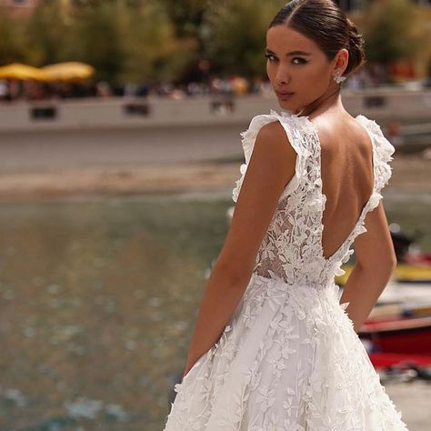 KATY CORSO ™ 🇺🇦 on Instagram: "10 couture V-back wedding dresses with floral motifs by Katy Corso If you are looking for a romantic dress with an open back, you should pay attention to this selection. All dresses have an unmatched style: sometimes more minimalist, sometimes more luxurious. But they are united by floral details that will make the image tender. #KatyCorso #KatyCorsoCouture #weddingdress #bridal #bridalfashion #romanticweddingdress #bridalcouture #voguewedding" Vogue Wedding, Back Wedding Dress, Romantic Dress, Wedding Dresses Romantic, Bridal Couture, Floral Motifs, A Romantic, Floral Motif, Bridal Style