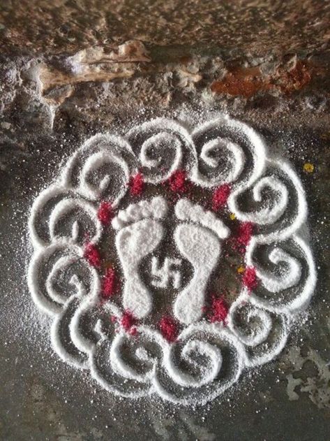 #Navratri not only means fasting but is also meant to clean and decorate homes. You can do the decoration with fresh flowers, candles or can also make colorful #rangoli to decorate your home to bless the place with positivity.

#Threads Rangoli Idea, Rangoli Dots, Navratri Rangoli, White Rangoli, Small Muggulu, Laxmi Maa, Rangoli Simple, Rangoli Designs Latest, Simple Rangoli Designs Images