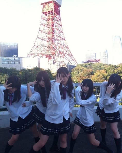 Chinese Aesthetic, Japanese Photography, Tokyo Tower, Japan Aesthetic, Aesthetic Japan, Japanese School, School Uniforms, Pose Reference Photo, Girls In Love