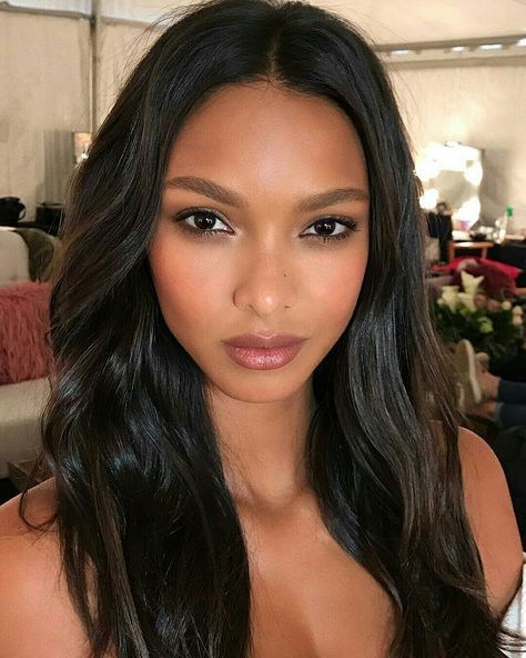 Lais Ribeiro Hung Vanngo, Best Natural Makeup, Lais Ribeiro, Chic Makeup, Hairstyle Trends, Beauty Make-up, Long Black Hair, Beat Face, Makeup For Black Women