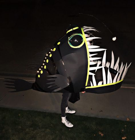 Diy Angler Fish Costume, Umbrella Costume Ideas, Angler Fish Costume Diy, Angler Fish Costume, Glow In The Dark Costume, Finding Nemo Costume, Nemo Costume, Dark Costumes, Flying Lantern