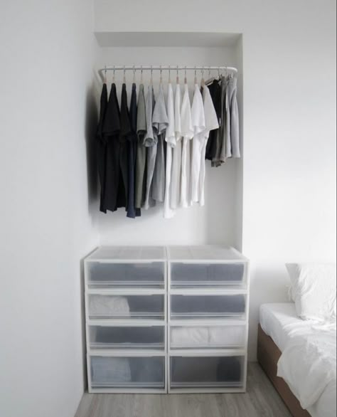 Home Minimal Decor, Wardrobe Design For Small Room, Minimalist Wardrobe Ideas, Extreme Minimalism Wardrobe, Condo Wardrobe, Extreme Minimalism Home, Extreme Minimalist Bedroom, Minimalistic Organization, Extreme Minimalist Wardrobe