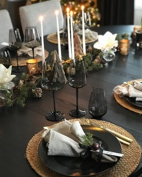 Lise Kjos Haug 🖤 | Tusen takk for utfordringen @kvardagslykken ✨🎄✨ Her er et utvalg julebord-dekking fra 2018 frem til i dag 🍴✨🎄✨🍴 Ha en fin lille Julaften… | Instagram Nordic Christmas Table, Dark Brown Dining Table, Table Coordinate, Christmas Scandinavian, Warm Minimalism, Party Queen, Xmas Deco, God Mat, Nordic Christmas