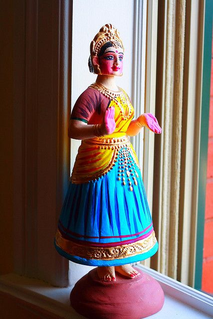 Thalaiyatti Bommai (head-nodding doll) Indian Wedding Decorations Receptions, Indian Classical Dancer, Doll Fancy Dress, Quilling Dolls, African Pottery, Mother India, Funny Art Prints, Indian Handicrafts, Dancing Dolls