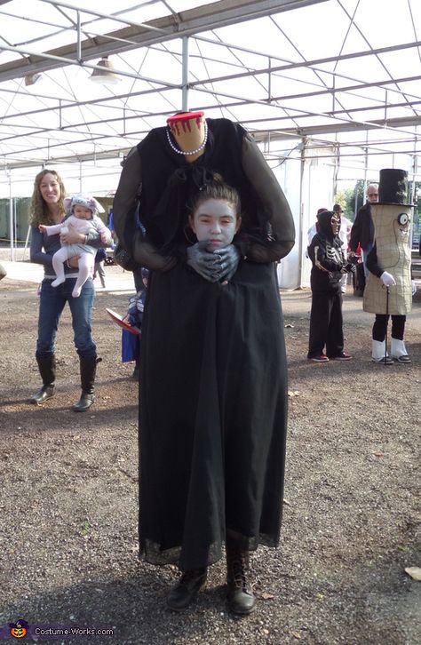 Headless Woman - Halloween Costume Contest via @costume_works Headless Woman, Creative Diy Costumes, Illusion Costumes, Halloween Costumes Women Creative, Creative Halloween Costumes Diy, Pregnant Halloween Costumes, Clever Halloween, Something Scary, Costume For Girls