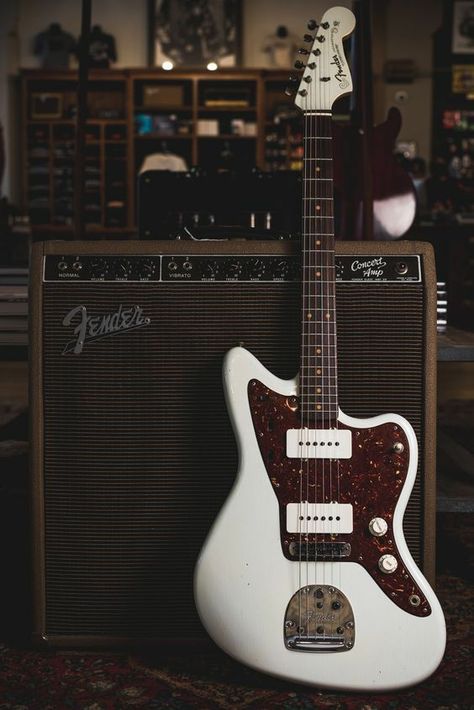 Offset Guitar, Jazzmaster Guitar, Custom Acoustic Guitars, Fender Jazzmaster, Acoustic Guitar Case, Bass Guitar Lessons, Fender Electric Guitar, Learning Guitar, Jerry Cantrell