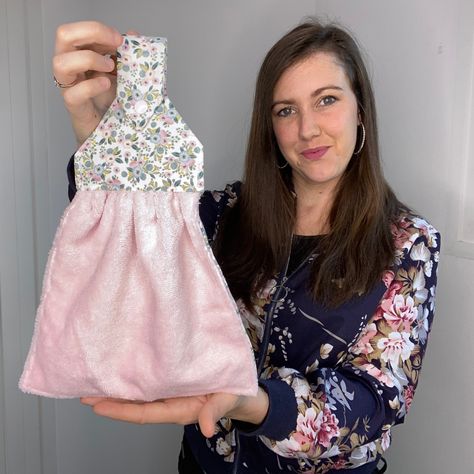 Petite projet couture, rapide, facile et pratiques qui permet aussi d’utiliser vos chutes tissus. Idées cadeaux de noël Main 1, Diy Couture, Lily Pulitzer Dress, Couture, Range