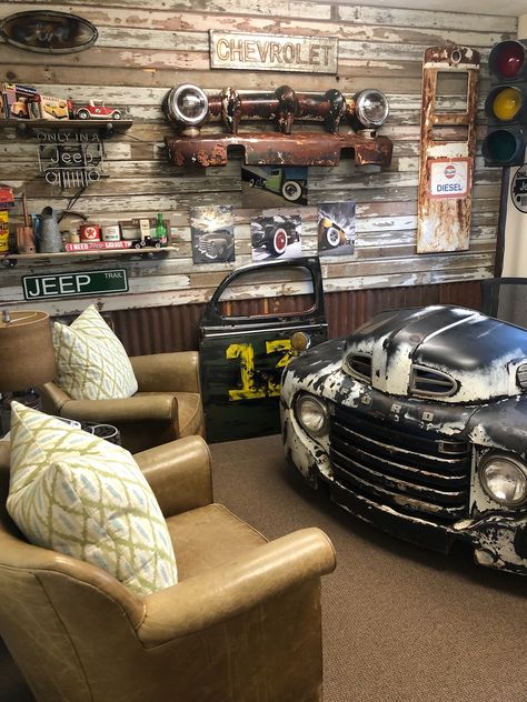 Auto Shop Design Ideas, Auto Body Shop Office Ideas, Auto Shop Office Ideas, Vintage Garage Decor, Garage Ideas Design Interior, Car Shop Garage, Vintage Garage Ideas, Car Garage Design, Man Cave Garage Workshop