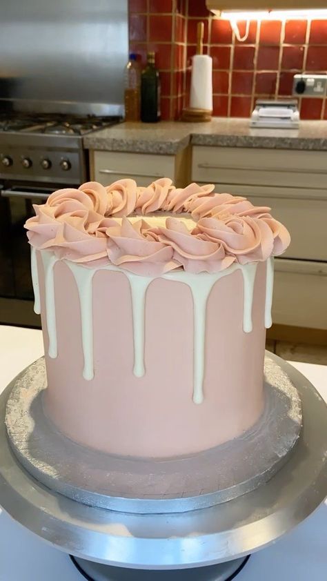 Pink Cake White Drip, White And Pink Birthday Cake, Pink And White Birthday Cake, White And Pink Cake, White Drip Cake, Gin Cake, Pink Drip Cake, White Chocolate Drip, Cozy Baking