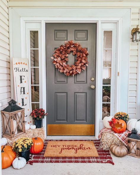 22+ Creative Fall Front Porch Decor Ideas (2024 Trends) - DrExplains Fall Hay Bale Decor, Front Door Fall Decor Ideas, Fall Outdoor Decor Porch, Hay Bale Decor, Porch Fall Decorating Ideas, Small Porch Ideas, Porch Fall Decor, Fall Front Door Decor, Fall Front Porch Decor Ideas