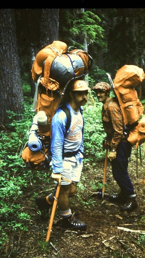 Vintage Hiking Outfit, Hiker Aesthetic, Backpacking Pictures, Backpacking Outfits, Mens Outdoor Clothing, Outdoor Aesthetic, Hiking Essentials, Hiking Aesthetic, Vintage Camping