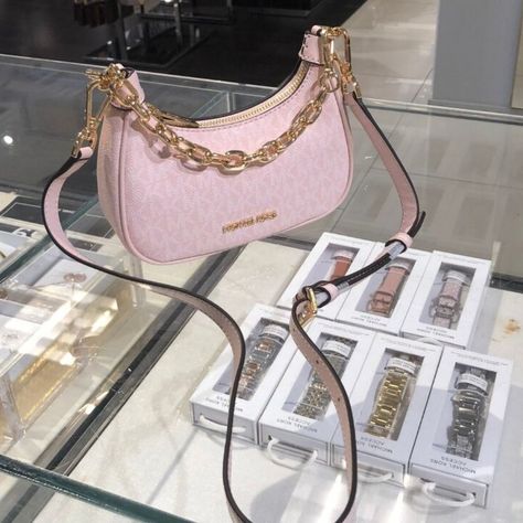 Embrace Luxury: Powder Blush Michael Kors Mini Leather Crossbody! Indulge In Sophistication With This Exquisite Powder Blush Mini Shoulder Crossbody Handbag By Michael Kors. Crafted With Luxurious Leather And Adorned With A Radiant Gold Chain And Lettering, This Accessory Is The Epitome Of Timeless Elegance. Featuring The Iconic Signature Mk Print All Over, This Handbag Exudes Undeniable Charm And Class. Despite Its Petite Size, It Offers Ample Space For Your Essentials While Effortlessly Elevat Michael Kors Pink Purse, Michael Kors Handbags Crossbody, Crossbody Bag Outfit, Luxury Powder, Preppy Accessories, My Style Bags, Handbag Essentials, Mk Handbags, Shoes Outfit Fashion