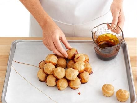 Crocombuche Recipe, Crocombuche Cake, Croquembouche Recipe Easy, Croquenbuche Christmas, Mini Croquembouche, Christmas Croquembouche, Croquembouche Christmas, Wedding Croquembouche, Croquembouche Recipe