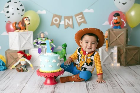 Toy Story One Year Photoshoot, Toy Story Pictures Ideas, Toy Story 2nd Birthday Picture Ideas, Toy Story Cake Smash Photography, Toy Story Photoshoot Ideas, Toy Story Cake Smash Photos, Toy Story First Birthday Photoshoot, Toy Story Toddler Photoshoot, Toy Story Smash Cake 2nd Birthday