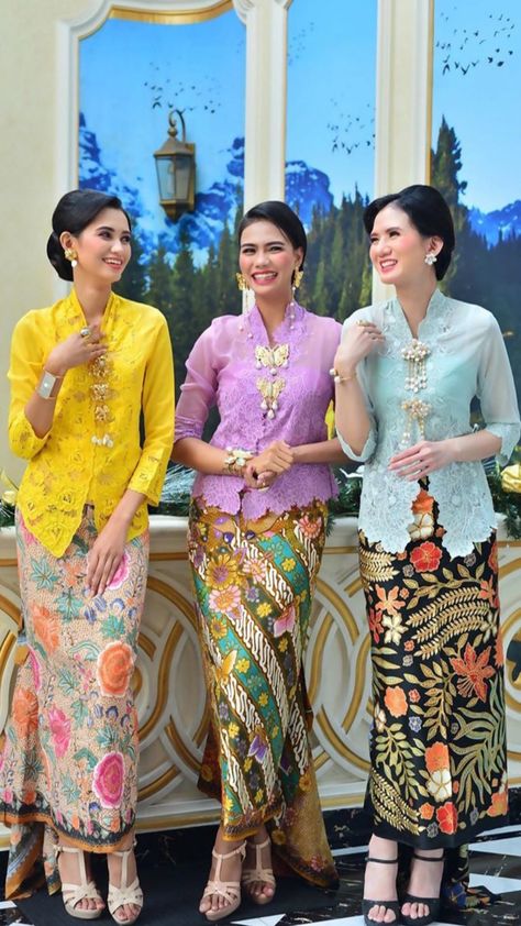 Kebaya Nyonya, Nyonya Kebaya, Ootd Hijab Simple, Kebaya Lace, Kebaya Wedding, Thai Silk Dresses, Kebaya Modern Dress, Batik Skirt, Hijab Simple