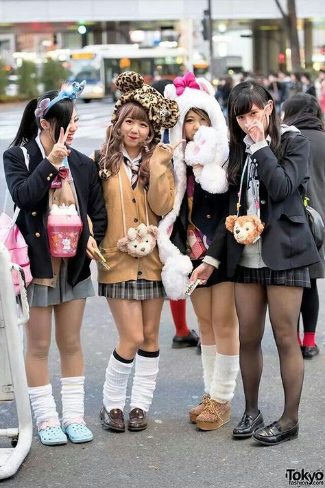 Cute japanese street style Kogal Fashion, Ganguro Girl, Loose Socks, Kei Visual, Harajuku Girls, Harajuku Outfits, Gyaru Fashion, Animal Hats, Tokyo Fashion