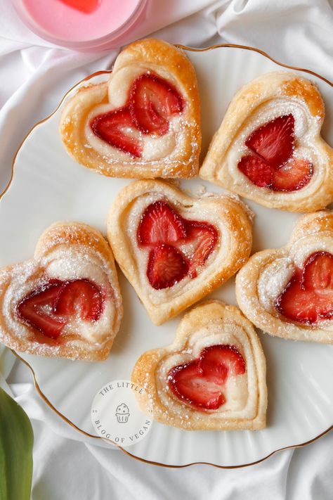 Valentines breakfast danish Valentines Baking, Valentine Desserts, February 14th, Valentines Day Desserts, Valentines Day Food, Diy Valentine, Strawberry Cream, Valentines Food, Fun Baking Recipes