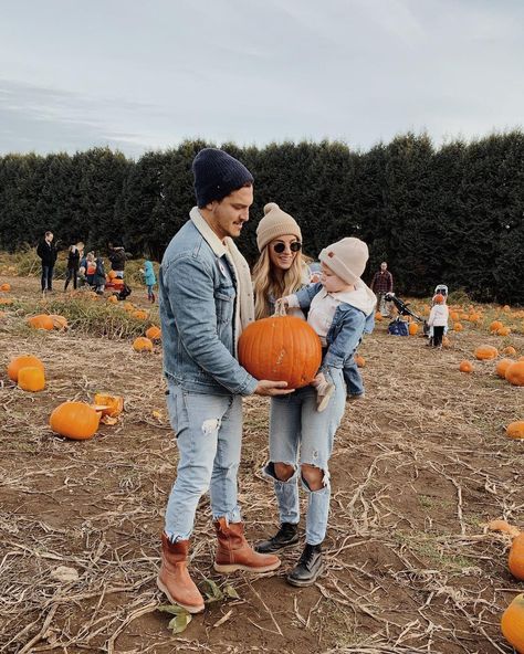 Date Ideas Activities, Pumpkin Patch Photography, Fall Date Ideas, Fall Baby Pictures, Save The Date Pictures, Pumpkin Patch Photoshoot, Pumpkin Patch Pictures, Family Photos With Baby, Fall Dates