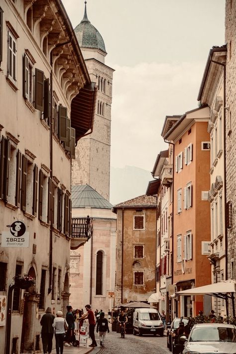 Italian Buildings, Building References, Trento Italy, House Colours, The Dolomites, Regions Of Italy, Colourful Buildings, Couple Getaway, Southern Europe