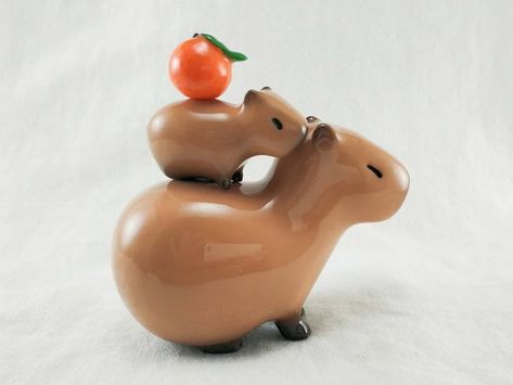 Capybara Out Of Clay, Easy Things To Make In Ceramics, Capybara Pottery, Polymer Clay Capybara, Capybara Ceramic, Clay Capybara, Capybara Pfp, Capybara Figurine, Cute Clay Sculptures