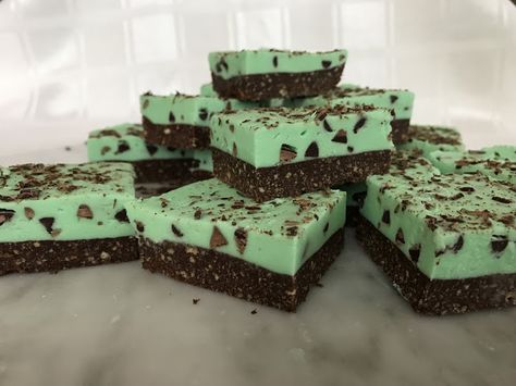 Robin Miller Cooks : No Bake Mint Chocolate Chip Bars with Chocolate-Gr... Chocolate Chip Bars, Mint Chocolate Chip, Mint Chocolate Chips, Semi Sweet Chocolate Chips, Xmas Ideas, Graham Cracker Crumbs, Unsweetened Cocoa, Semisweet Chocolate, Mint Chocolate