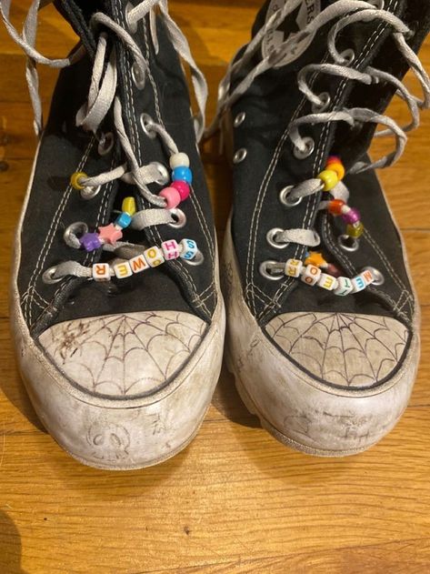 Drawing On Converse Grunge, Drawn On Converse, Converse Aesthetic Grunge, Spiderman Converse, Drawing On Converse, Converse Y2k, Converse Drawing, Doodle Shoes, Diy Converse