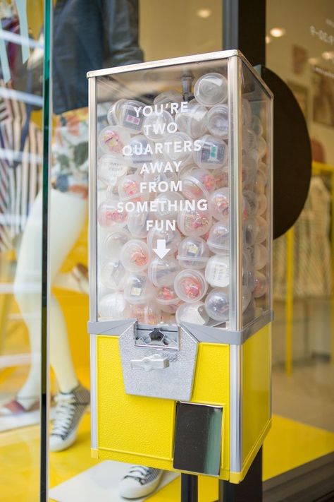 Fun Vending Machine, Interactive Booth Ideas, Pop Up Event Ideas, Exposition Ideas, Pop Up Store Design, Experiential Marketing Events, Nice Notes, Marketing Activations, Interactive Events