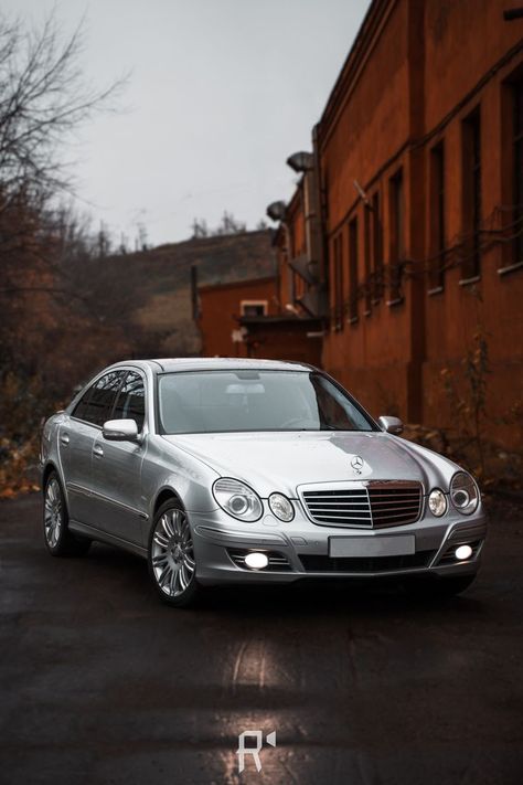 Mercedes E200, Mercedes Benz Wallpaper, Mercedes W211, Mercedes Wallpaper, Old Mercedes, Bmw Black, Hummer Cars, Mercedes Benz E350, Top Luxury Cars