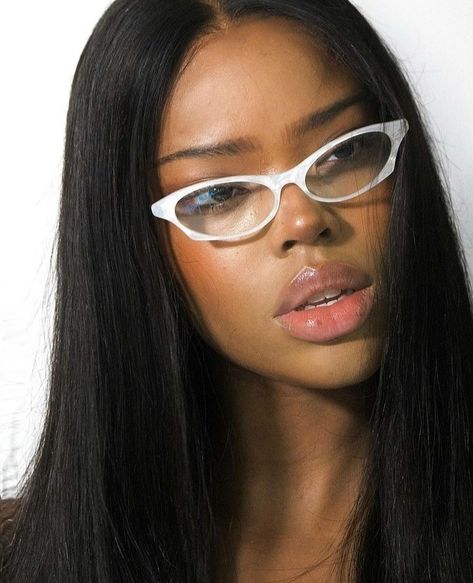 Woman With Glasses, Glasses Makeup, Cute Glasses, Cute Makeup Looks, Makeup For Black Women, Geek Chic, Cute Makeup, Pretty Face, The Professional