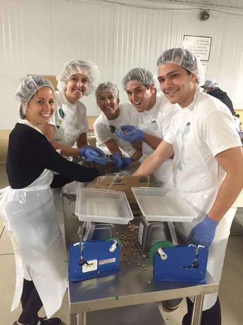 Chicago interns volunteering at the local food bank #CEBgivesback Food Bank Volunteer, International Food, 2023 Vision, Food Bank, Project Inspiration, 2024 Vision, Local Food, International Recipes, Work Experience