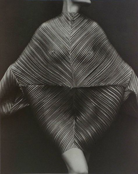 issey pleats please men seeing patterns fashion photography perfume editorial 90s 1990s 80s 1980s bag pleats dress runway outfit street style homme plisse Handmade Tale, Herb Ritts, Irving Penn, Mother Daughter Relationships, Blue Morpho, Rei Kawakubo, Study Style, Black Lab, Instagram Blog