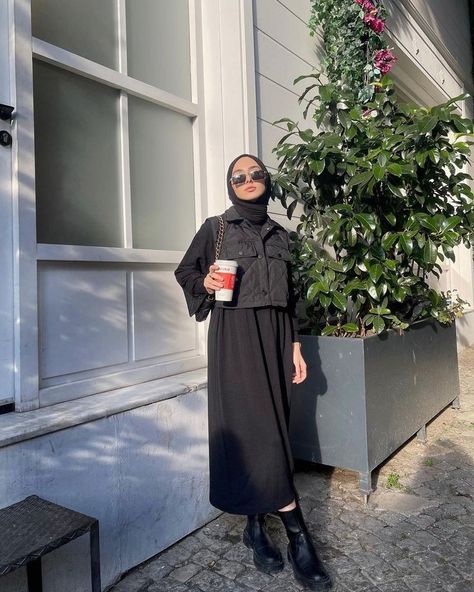 All Black Outfit Hijab, All Black Hijab Outfit, Black Skirt Outfit Hijab, Black Outfit Hijab, Black Hijab Outfit, Stylish Outfits Casual, Black Skirt Outfits, Black Hijab, Street Hijab Fashion