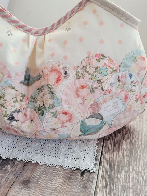 Clamshell Granny Bag | Fabric: Rose & Violet's Garden by Miss Rose Sister Violet for Riley Blake Designs Rose Sister, Clamshell Quilt, Mum And Daughter, Violet Garden, Rosé Sister, Fabric Rose, Sewing Storage, Bag Fabric, Garden Print