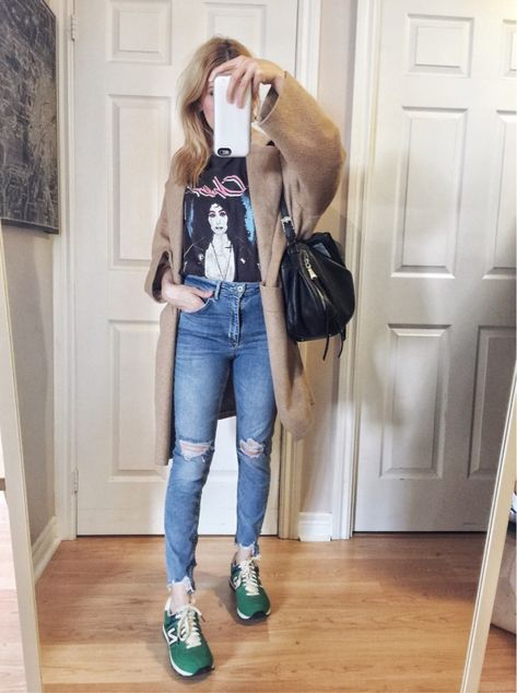 Black band T-shirt+High waist jeans+ Camel wrap Coat+green sneakers+black shoulder bag. Winter Casual Outfit 2018 Winter Casual Outfit, Green New Balance, Teal Sneakers, Styling Clothes, Christmas Boho, Sneaker Outfits, Weekend Outfits, Outfit Quotes, Fall Attire