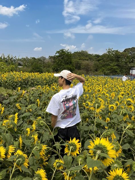 Sunflower  field Flower Field Photoshoot Photo Ideas, Sunflower Poses, Sunflower Field Photoshoot, Sunflower Field Pictures, Sunflower Photoshoot, Sunflower Photography, Travel Pose, Swag Pics, Aesthetic Photoshoot