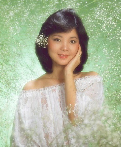 Teresa Teng, Posters Wallpaper, 80s Prom, Bite Me, New Phone, Fav Celebs, East Asia, Family Photo, Beautiful Woman