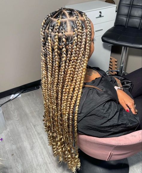 Jumbo Braids Color, Big Blonde Knotless Braids, Honey Blonde Jumbo Knotless Braids, Black And Blonde Large Knotless Braids, Blonde Large Box Braids, Large Blonde Box Braids, Jumbo Knotless Box Braids Blonde, Blonde Large Knotless Box Braids, Jumbo Blonde Knotless Box Braids