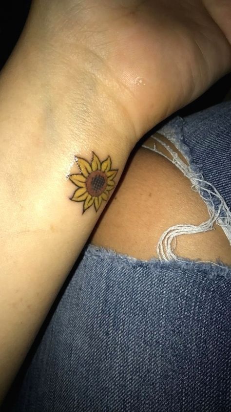 Sunflower Wrist Tattoo, Small Sunflower Tattoos, Sunflower Tattoo On Wrist, Small Sunflower Tattoo, Sunflower Tattoo Thigh, Sunflower Tattoo Simple, Best Small Tattoos, Sunflower Tattoo Sleeve, Sunflower Tattoo Shoulder