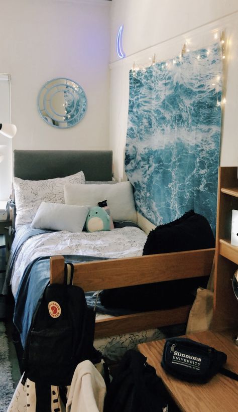 Ocean Room Asthetics, Dorm Room Ideas Ocean Theme, Room Summer Aesthetic, College Dorm Room Ideas Aesthetic Blue, Beach Dorm Decor, Ocean Dorm Room Aesthetic, Ocean Dorm Room Ideas, Room Decor Blue Aesthetic, Beach Dorm Aesthetic