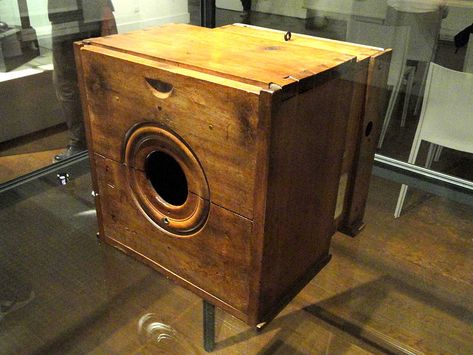 The actual camera used by Niépce to take his famous photo. Photo courtesy Musée Niécephore Niépce/Chalon-sur-Saône. Joseph Nicéphore Niépce, Henry Fox Talbot, Earth Facts, Louis Daguerre, Camera Diy, Saint Victor, Wooden Camera, Diy Camera, Magic Lantern