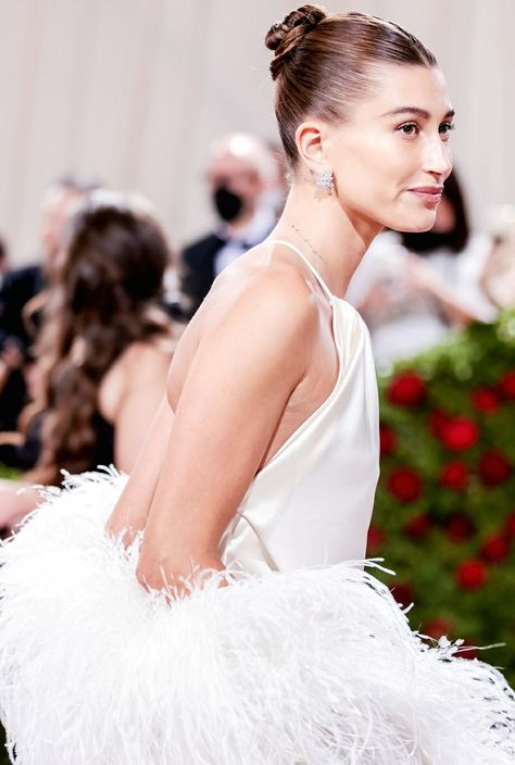 Hayley Bieber Wedding, High Bun Bridal, Bieber Wedding, Hayley Bieber, Met Gala Dresses, Bridal Bun, Brown Hair Looks, Bride Headband, High Bun