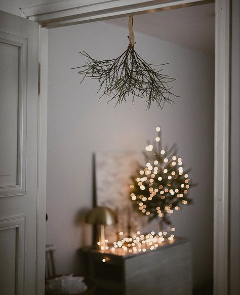 Hanging Mistletoe Ideas, Xmas Door Decorations, Mistletoe Decor, Diy Mistletoe, Scandinavian Christmas Decor Ideas, Minimalism Christmas, Blueberry Decor, Mistletoe Hanging, Mistletoe Diy