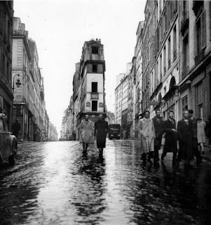 Paris : Pointe dite Trigano, immeuble habitable le plus étroit de Paris, longtemps considéré à tort comme la dernière demeure d'André Chénier - IIème - Paris la douce, magazine parisien lifestyle, culture, sorties, street art Plan Paris, Robert Doisneau, Old Paris, Walking In The Rain, French Photographers, Famous Photographers, Vintage Paris, Great Photographers, Paris Street