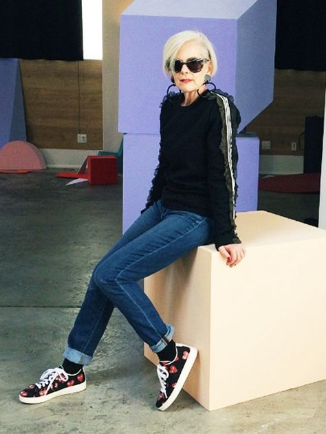 Accidental Icon wears a lace-trimmed top, cuffed jeans, statement earrings, printed sneakers, and round sunglasses Moda Over 50, Accidental Icon, Clothes For Women Over 50, Over 60 Fashion, Advanced Style, Ageless Style, 60 Fashion, Mode Casual, Women Over 50